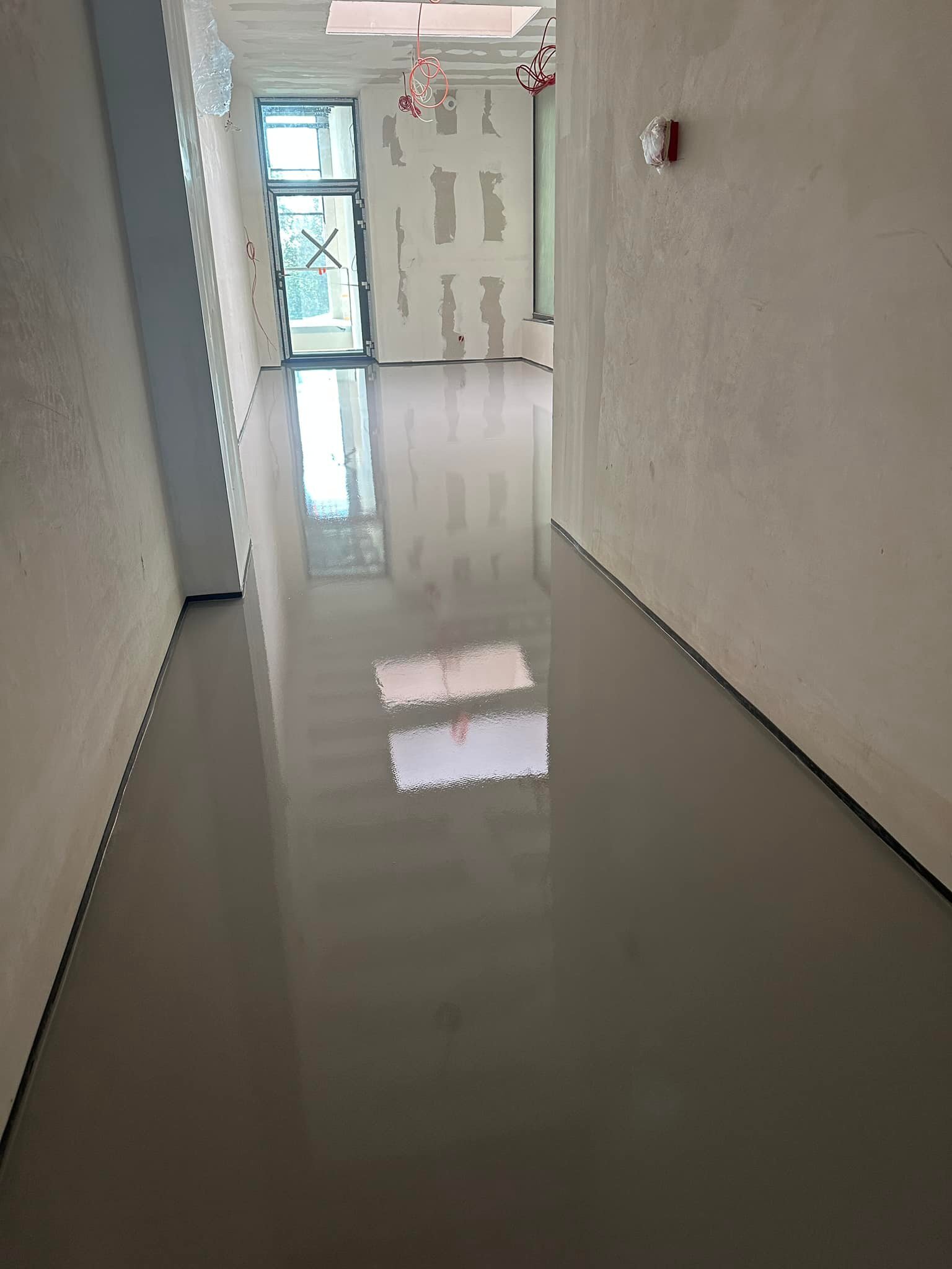 Podłoga samopoziomująca betonowa MFC Final 410 4-15mm 40Mpa to samopoziomująca mieszanka powłokowa na bazie cementu, wypełniacza i specjalnych dodatków. Jest to gotowa sucha mieszanka do mieszania z wodą na placu budowy.