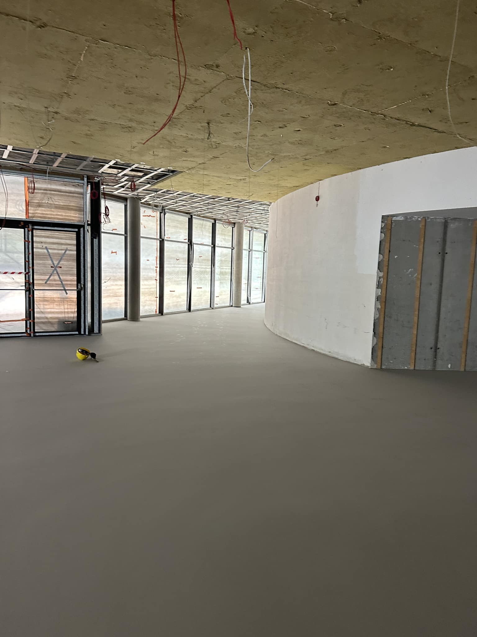 Podłoga samopoziomująca betonowa MFC Final 410 4-15mm 40Mpa to samopoziomująca mieszanka powłokowa na bazie cementu, wypełniacza i specjalnych dodatków. Jest to gotowa sucha mieszanka do mieszania z wodą na placu budowy.