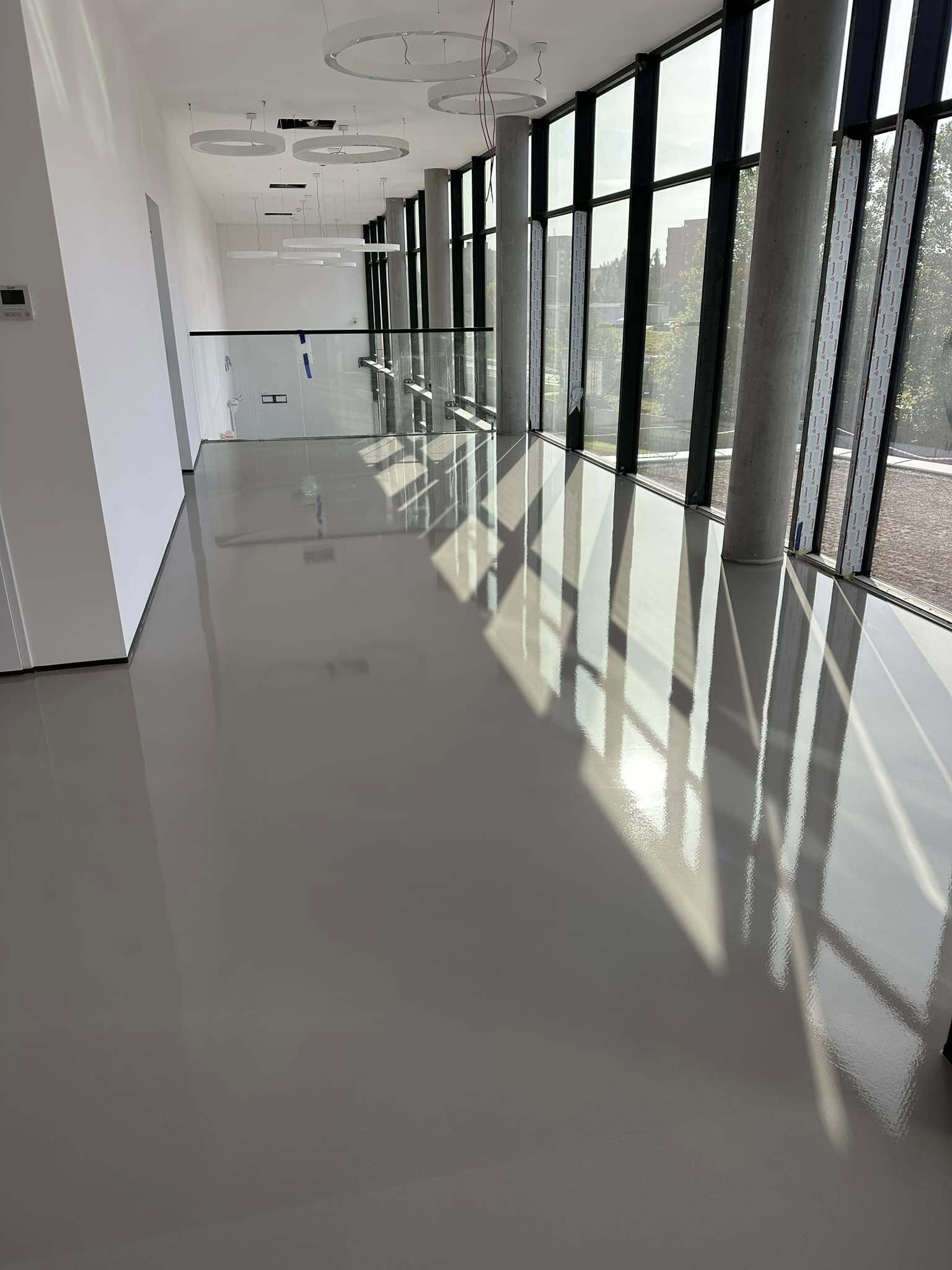 Podłoga samopoziomująca betonowa MFC Final 410 4-15mm 40Mpa to samopoziomująca mieszanka powłokowa na bazie cementu, wypełniacza i specjalnych dodatków. Jest to gotowa sucha mieszanka do mieszania z wodą na placu budowy.